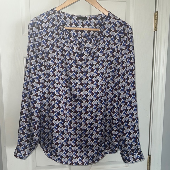 TALBOTS Blouse Top Size XS V-Neck Lightweight geometric Spring Fall Long sleeve - Picture 1 of 7